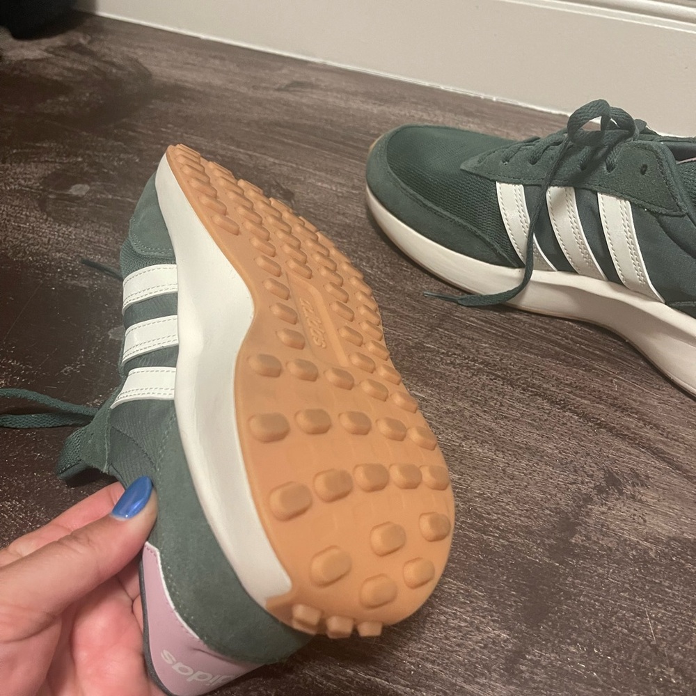 RARE ADIDAS FIND!!! LIKE NEW!!!Classic adidas driver style green with pink - Picture 9 of 15